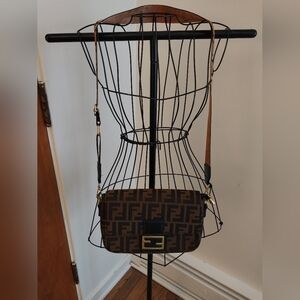 Brown Crossbody Bag with Gold Accents Excellect Condition.